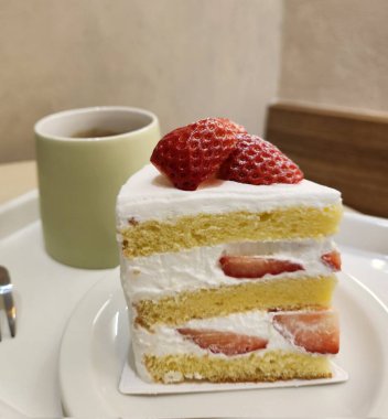 Taze meyve ya da şekerle kaplı, bol krema ve kremalı nefis bir dilim pasta. Tatlı fotoğrafçılığı için mükemmel, yiyeceklerle ilgili projelerde hoşgörü ve tatlılık gösteriliyor..