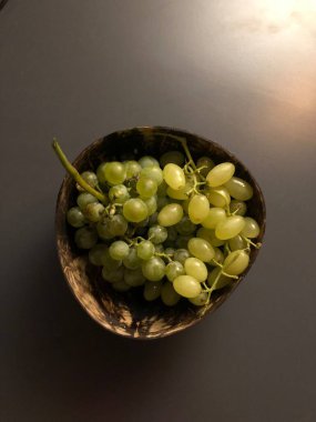 Taze Shine Muscat üzümleri, taze dokuları ve tatlı ve ferahlatıcı tadı ile bilinir. Özel meyve, yemek fotoğrafçılığı, sağlıklı beslenme kavramları ve gurme projeleri için ideal..