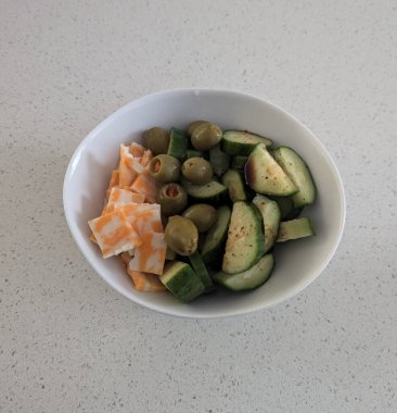 Taze salata taze yapraklı sebzeler, dilimlenmiş sebzeler ve rengarenk malzemelerin karışımı sağlıklı, canlı ve ferahlatıcı bir tat yaratmak için bir araya getirilmiş.