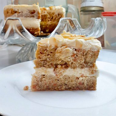 Taze meyve ya da şekerle kaplı, bol krema ve kremalı nefis bir dilim pasta. Tatlı fotoğrafçılığı için mükemmel, yiyeceklerle ilgili projelerde hoşgörü ve tatlılık gösteriliyor..