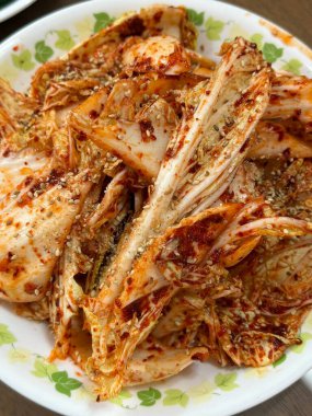 Hafif çeşnili taze ve çıtır çıtır jeotjeori kimchi hafif baharatlı ve keskin bir lezzet sunuyor. Tazeleyici ve lezzetli bir Kore yemeği için mükemmel bir meze..