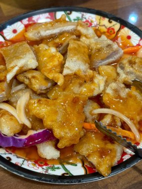 Guobaorou, tatlı ve keskin bir sosla kaplanmış klasik bir Çin yemeği. Dengeli tatlar ve çıtır çıtır yiyecekler karşı konulamaz bir konfor tercihi haline getiriyor..