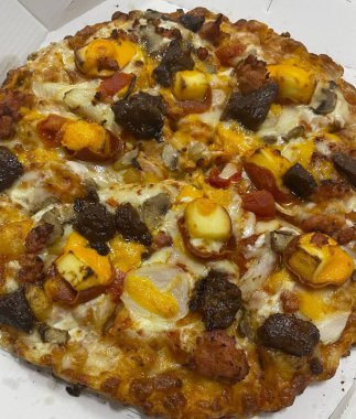 Altın hamurlu, erimiş peynirli ve lezzetli soslu lezzetli bir pizza. Yemeklerle ilgili tasarımlar, menüler ya da İtalyan temalı projeler için mükemmel. Klasik bir konfor yemeğinin özünü yakalamak için..