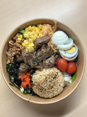 Taze balık, sebze ve aromalı malzemelerle dolu canlı bir kase. Yemek fotoğrafçılığı için mükemmel. Bu yemek sağlıklı, renkli yemeklerin ve Hawaii 'den esinlenilen yiyeceklerin özünü temsil ediyor..