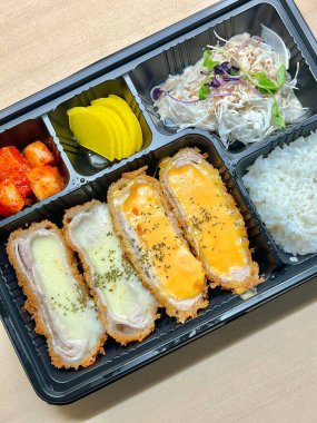 Çıtır tonkatsu, Japon usulü kızarmış domuz pirzolası dilimlenmiş lahana ve tuzlu sosla servis edilir. Lezzetli bir kıtır kıtır doku ve sulu et dengesi.