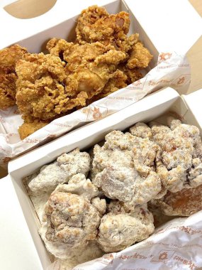 Kızarmış Kore tavuğu, tatlı ve baharatlı sosla mükemmel bir şekilde jölelenmiş. Yemek fotoğrafçılığı ve menüler için idealdir. Bu sevilen yemeğin dayanılmaz çıtırtısını ve lezzetini sergiler..