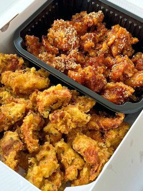 Kızarmış Kore tavuğu, tatlı ve baharatlı sosla mükemmel bir şekilde jölelenmiş. Yemek fotoğrafçılığı ve menüler için idealdir. Bu sevilen yemeğin dayanılmaz çıtırtısını ve lezzetini sergiler..