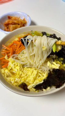 Janchi Guksu, hafif ve lezzetli Kore eriştesi çorbası, sebze, yumurta şeritleri ve deniz yosunlarıyla kaplı. Basit ama lezzetli bir yemek genellikle özel durumlarda yenir..