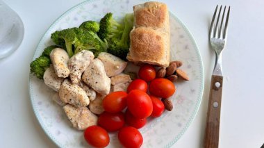 Canlı yeşil sebze salatası, kiraz domatesleri, salatalık ve dolmalık biber karışımı. Gevrek, renkli ve vitaminlerle dolu bu salata sağlıklı, lezzetli bir yemek yapar..