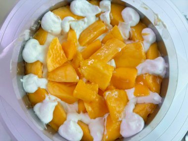 Lezzetli, kabarık bir pasta. Her durum için mükemmel. Genellikle kremayla ya da taze meyvelerle kaplandığında, her lokmaya neşe katan tatlı bir ziyafet olur..