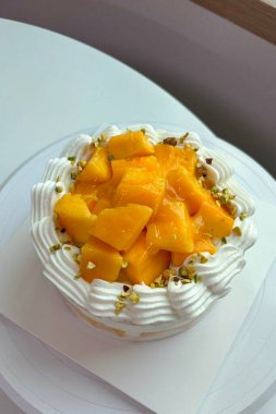 Lezzetli, kabarık bir pasta. Her durum için mükemmel. Genellikle kremayla ya da taze meyvelerle kaplandığında, her lokmaya neşe katan tatlı bir ziyafet olur..