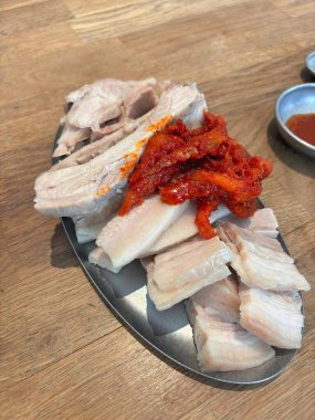 Suyuk, geleneksel Kore usulü haşlanmış domuz dilimleri, yumuşak ve sulu, genellikle tuzlu karides sosu, sarımsak ve ssamjang ile servis edilir. Lezzetli ve dengeli bir ısırık için salataya sarmak için mükemmel..