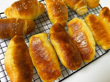 Yumuşak, kabarık bir iç yapısı ve hafif tuz serpiştirilmiş mükemmel çıtır çıtır bir kabuğu olan altın kahverengi tuz ekmeği. Her durum için basit ama tatmin edici bir tedavi..