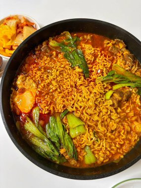 Ramyeon ya da Ramyun 'a yakın olan Shin Ramyun, baharatlı bir Kore usulü çorba şehriyesi. Ramyeon ya da yumurtalı Kore eriştesi Kore yemeği tarzı.