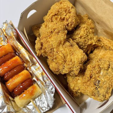 Kızarmış Kore tavuğu, tatlı ve baharatlı sosla mükemmel bir şekilde jölelenmiş. Yemek fotoğrafçılığı ve menüler için idealdir. Bu sevilen yemeğin dayanılmaz çıtırtısını ve lezzetini sergiler..