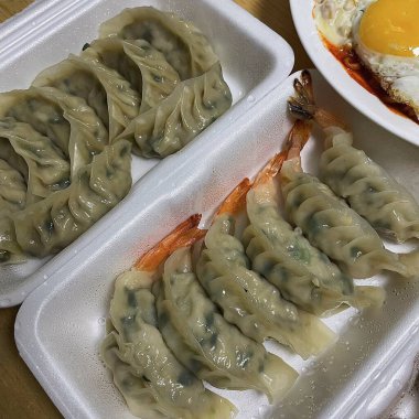 Köfte, tofu ve sebze gibi lezzetli malzemelerle dolu Kore hamur köfteleri. Mandu buğulama, haşlama ya da tavada kızartılma ile çok yönlü ve lezzetli bir aperatif ya da yemek yapılabilir..