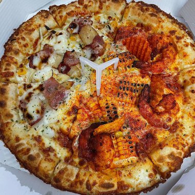 Altın hamurlu, erimiş peynirli ve lezzetli soslu lezzetli bir pizza. Yemeklerle ilgili tasarımlar, menüler ya da İtalyan temalı projeler için mükemmel. Klasik bir konfor yemeğinin özünü yakalamak için..