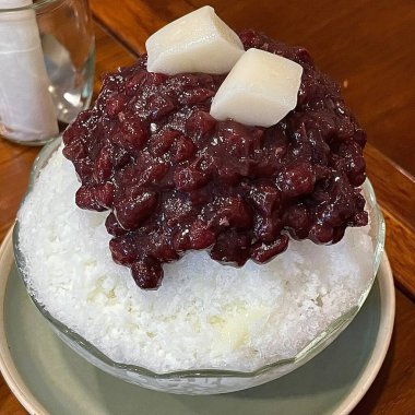 Tüylü buzlu patbingsu, tatlı kırmızı fasulye ezmesi, çiğnenmiş pirinç keki ve taze meyve sosuyla ferahlatıcı. Klasik bir Kore tatlısıdır. Sıcak günlerde serinlemek için harikadır.!