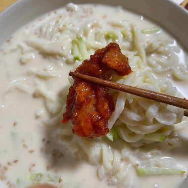 Kungguksu, taze sebzelerle kaplanmış ve yosunlarla süslenmiş lezzetli bir Kore soğuk şehriye çorbası. Yaz yemekleri için mükemmel, Kore konforlu yiyeceklerinin özünü yakalamak için..