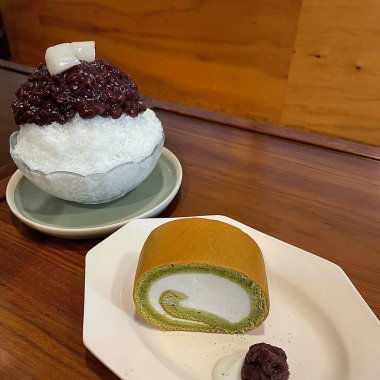 Tüylü buzlu patbingsu, tatlı kırmızı fasulye ezmesi, çiğnenmiş pirinç keki ve taze meyve sosuyla ferahlatıcı. Klasik bir Kore tatlısıdır. Sıcak günlerde serinlemek için harikadır.!