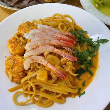 Zengin domates sosuyla kaplanmış klasik spagetti. Rahatlatıcı bir yemek için mükemmel keskin ama lezzetli lezzetlerin basit bir kombinasyonunu sunuyor..