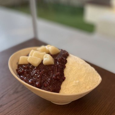 Tüylü buzlu patbingsu, tatlı kırmızı fasulye ezmesi, çiğnenmiş pirinç keki ve taze meyve sosuyla ferahlatıcı. Klasik bir Kore tatlısıdır. Sıcak günlerde serinlemek için harikadır.!