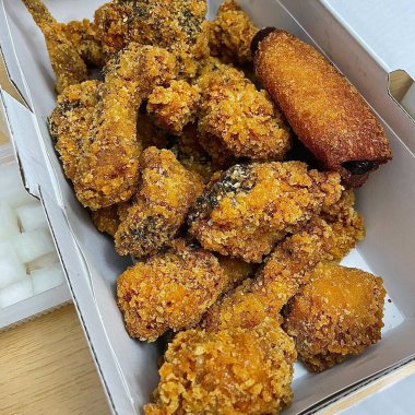 Kızarmış Kore tavuğu, tatlı ve baharatlı sosla mükemmel bir şekilde jölelenmiş. Yemek fotoğrafçılığı ve menüler için idealdir. Bu sevilen yemeğin dayanılmaz çıtırtısını ve lezzetini sergiler..