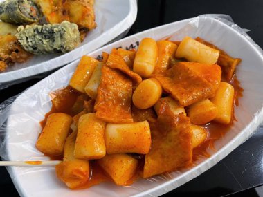 Baharatlı ve çiğnenmiş tteokbokki, zengin ve lezzetli sundae ile eşleştirilerek klasik bir Kore sokak yemeği kombinasyonu oluşturuldu. Cüretkar tatların ve hoşgörülü bir muamele için tatmin edici dokuların mükemmel dengesi..