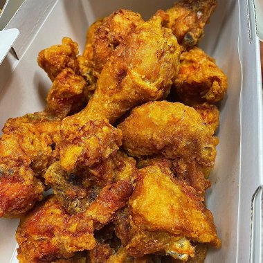 Kızarmış Kore tavuğu, tatlı ve baharatlı sosla mükemmel bir şekilde jölelenmiş. Yemek fotoğrafçılığı ve menüler için idealdir. Bu sevilen yemeğin dayanılmaz çıtırtısını ve lezzetini sergiler..