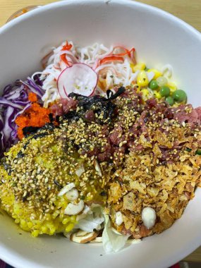 Taze balık, sebze ve aromalı malzemelerle dolu canlı bir kase. Yemek fotoğrafçılığı için mükemmel. Bu yemek sağlıklı, renkli yemeklerin ve Hawaii 'den esinlenilen yiyeceklerin özünü temsil ediyor..