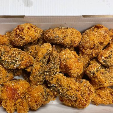 Kızarmış Kore tavuğu, tatlı ve baharatlı sosla mükemmel bir şekilde jölelenmiş. Yemek fotoğrafçılığı ve menüler için idealdir. Bu sevilen yemeğin dayanılmaz çıtırtısını ve lezzetini sergiler..