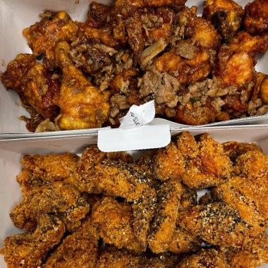 Kızarmış Kore tavuğu, tatlı ve baharatlı sosla mükemmel bir şekilde jölelenmiş. Yemek fotoğrafçılığı ve menüler için idealdir. Bu sevilen yemeğin dayanılmaz çıtırtısını ve lezzetini sergiler..