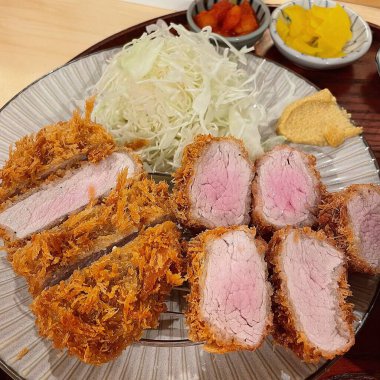 Çıtır tonkatsu, Japon usulü kızarmış domuz pirzolası dilimlenmiş lahana ve tuzlu sosla servis edilir. Lezzetli bir kıtır kıtır doku ve sulu et dengesi.