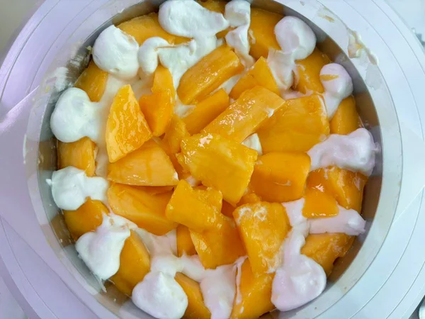 Lezzetli, kabarık bir pasta. Her durum için mükemmel. Genellikle kremayla ya da taze meyvelerle kaplandığında, her lokmaya neşe katan tatlı bir ziyafet olur..