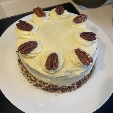 Lezzetli, yumuşak bir pasta, her durum için mükemmel. Katmanlı ya da tek, her ısırıkta tatlı ve neşe getiren, krema, meyve ya da süslemelerle kaplı..