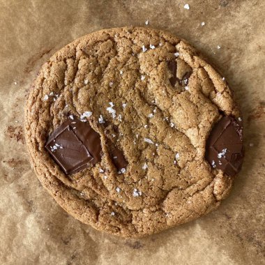 Taze pişmiş kurabiyeler, altın kahverengiler ve çikolata parçacıkları. Yumuşak bir ortası olan kenarları son derece gevrek, her durum için lezzetli ve rahatlatıcı bir ikram sunuyor..