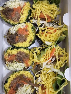 Taze sebzelerle, baharatlı pirinçlerle ve gevrek yosunlara sarılmış lezzetli proteinlerle dolu nefis kimbap dürümleri. Her ısırıkta lezzet ve dokuların mükemmel bir kombinasyonu.