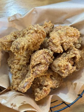 Crispy fried chicken with golden, crunchy skin and juicy, tender meat. A delicious and savory dish, perfect for any meal, served with dipping sauces or side dishes for extra flavor!