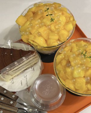 Tüylü buzlu mango bingsu, tatlı mango parçaları ve yoğun sütlü krema. Sıcak günler için mükemmel bir Kore tatlısı, lezzetli meyveli ve kremalı tatlar dengesi sunuyor.!