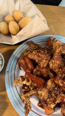 Crispy fried chicken with golden, crunchy skin and juicy, tender meat. A delicious and savory dish, perfect for any meal, served with dipping sauces or side dishes for extra flavor!