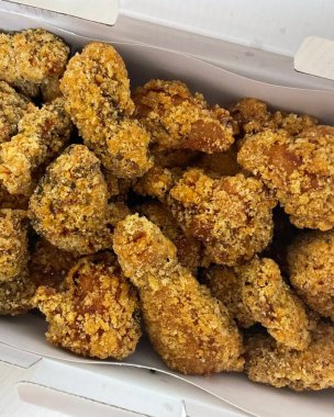 Crispy fried chicken with golden, crunchy skin and juicy, tender meat. A delicious and savory dish, perfect for any meal, served with dipping sauces or side dishes for extra flavor!