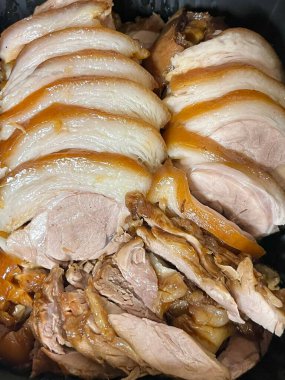 Jokbal, Kore usulü ağır ateşte pişmiş domuz eti. Soya, sarımsak ve baharatlı lezzetli bir sosta yavaş yavaş pişiyor. Yumuşak ve lezzetli, genellikle marul, sarımsak ve ssamjang ile servis edilir.