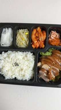 Jokbal, Kore usulü ağır ateşte pişmiş domuz eti. Soya, sarımsak ve baharatlı lezzetli bir sosta yavaş yavaş pişiyor. Yumuşak ve lezzetli, genellikle marul, sarımsak ve ssamjang ile servis edilir.