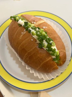 Lezzetli bir tuzlu ekmek sandviçi, çıtır çıtır, tereyağlı ve yumuşak, yumuşak bir içi var, mükemmel bir lezzet ve doku dengesi için taze malzemelerle dolu..