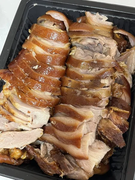 Jokbal, Kore usulü ağır ateşte pişmiş domuz eti. Soya, sarımsak ve baharatlı lezzetli bir sosta yavaş yavaş pişiyor. Yumuşak ve lezzetli, genellikle marul, sarımsak ve ssamjang ile servis edilir.