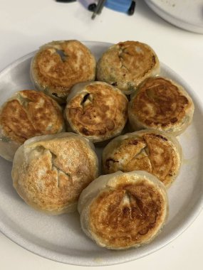 Köfte, tofu ve sebze gibi lezzetli malzemelerle dolu Kore hamur köfteleri. Mandu buğulama, haşlama ya da tavada kızartılma ile çok yönlü ve lezzetli bir aperatif ya da yemek yapılabilir..