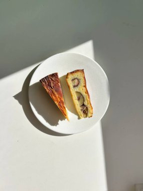 Lezzetli bir dilim peynirli kek, kremalı, pürüzsüz dokulu ve altın bisküvi kabuklu. Tatlılar, kutlamalar ve tatlı ikramları için mükemmel. Zengin, hoşgörülü ve karşı konulmaz derecede lezzetli.!