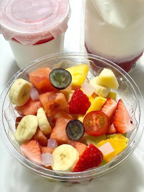 Hwachae, renkli meyveler ve tatlı şuruptan yapılmış ferahlatıcı bir Kore meyve kokteyli. Soğuk servis edilir, sıcak günler için nefis bir ikramdır, meyveli tatlar ve canlı renklerle doludur..