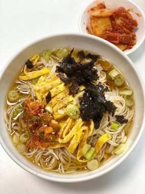 Taze sebzeler, canlı sebzeler ve protein zengini malzemelerle dolu renkli dozirak salatası her ışıkta mükemmel bir beslenme, çıtır çıtır ve lezzet dengesi sunuyor..