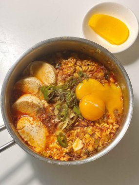 Ramyeon ya da Ramyun 'a yakın olan Shin Ramyun, baharatlı bir Kore usulü çorba şehriyesi. Ramyeon ya da yumurtalı Kore eriştesi Kore yemeği tarzı.